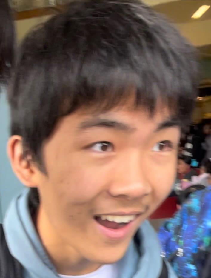 A casual photo of Qinzhao expressing humor
